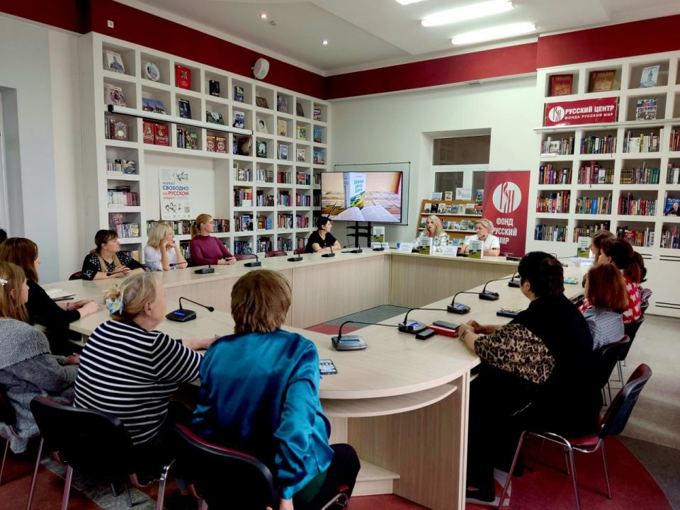 В библиотеке имени Н.К. Крупской презентовали книгу «Длинная дорога домой. Крым, Донбасс, Новороссия» В библиотеке имени Н.К. Крупской презентовали книгу «Длинная дорога домой. Крым, Донбасс, Новороссия»