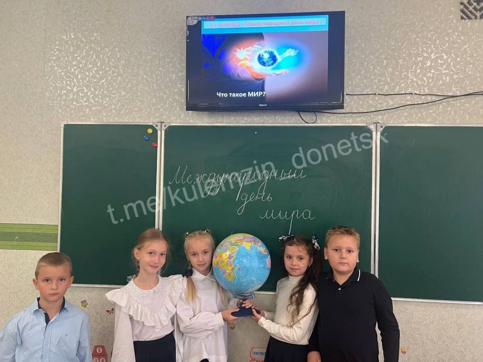 Сегодня в стенах школы №9 состоялось мероприятие в рамках международного проекта «Единый час духовности «Голубь мира» Сегодня в стенах школы №9 состоялось мероприятие в рамках международного проекта «Единый час духовности «Голубь мира»