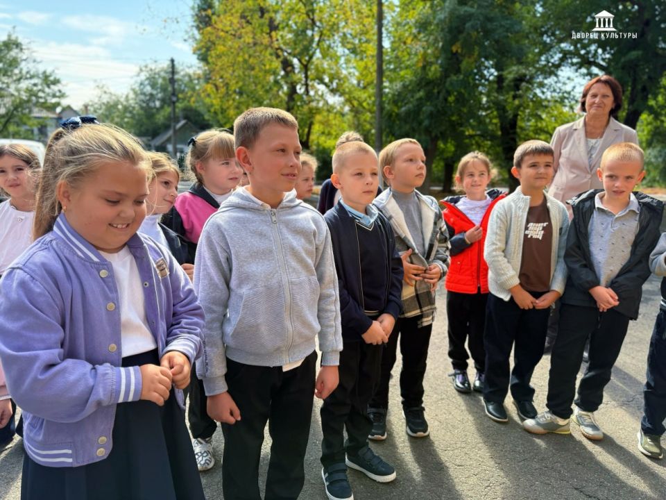 19 сентября сотрудники Харцызского городского Дворца культуры подарили школьникам путешествие вглубь русских традиций 19 сентября сотрудники Харцызского городского Дворца культуры подарили школьникам путешествие вглубь русских традиций
