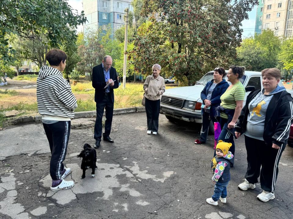 Продолжаются сходы с жителями Ленинского района города Донецка Продолжаются сходы с жителями Ленинского района города Донецка