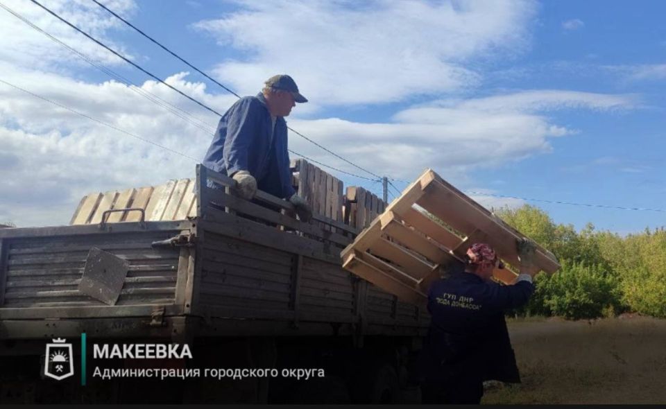 В Макеевке продолжаются работы по установке ёмкостей для разбора воды В Макеевке продолжаются работы по установке ёмкостей для разбора воды