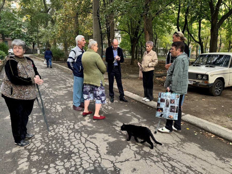По поручению Главы ДНР Дениса Пушилина 19.09.2025 по адресу: г. Донецк, пр. Ленинский,96 состоялась встреча с жителями, на которой присутствовали заместитель руководителя Управы Ленинского внутригородского района Анатолий... По поручению Главы ДНР Дениса Пушилина 19.09.2025 по адресу: г. Донецк, пр. Ленинский,96 состоялась встреча с жителями, на которой присутствовали заместитель руководителя Управы Ленинского внутригородского района Анатолий...