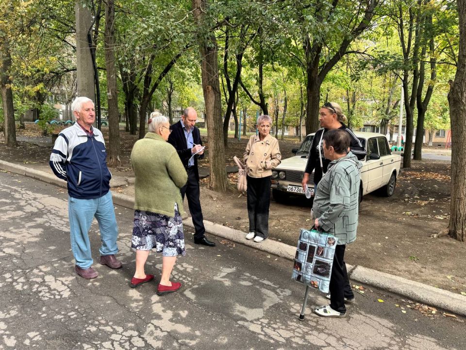 По поручению Главы ДНР Дениса Пушилина 19.09.2025 по адресу: г. Донецк, пр. Ленинский,96 состоялась встреча с жителями, на которой присутствовали заместитель руководителя Управы Ленинского внутригородского района Анатолий... По поручению Главы ДНР Дениса Пушилина 19.09.2025 по адресу: г. Донецк, пр. Ленинский,96 состоялась встреча с жителями, на которой присутствовали заместитель руководителя Управы Ленинского внутригородского района Анатолий...