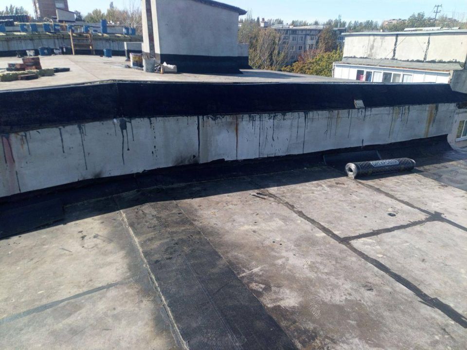 Специалисты Нижегородской области продолжают обновление кровель жилых домов в Харцызске Специалисты Нижегородской области продолжают обновление кровель жилых домов в Харцызске