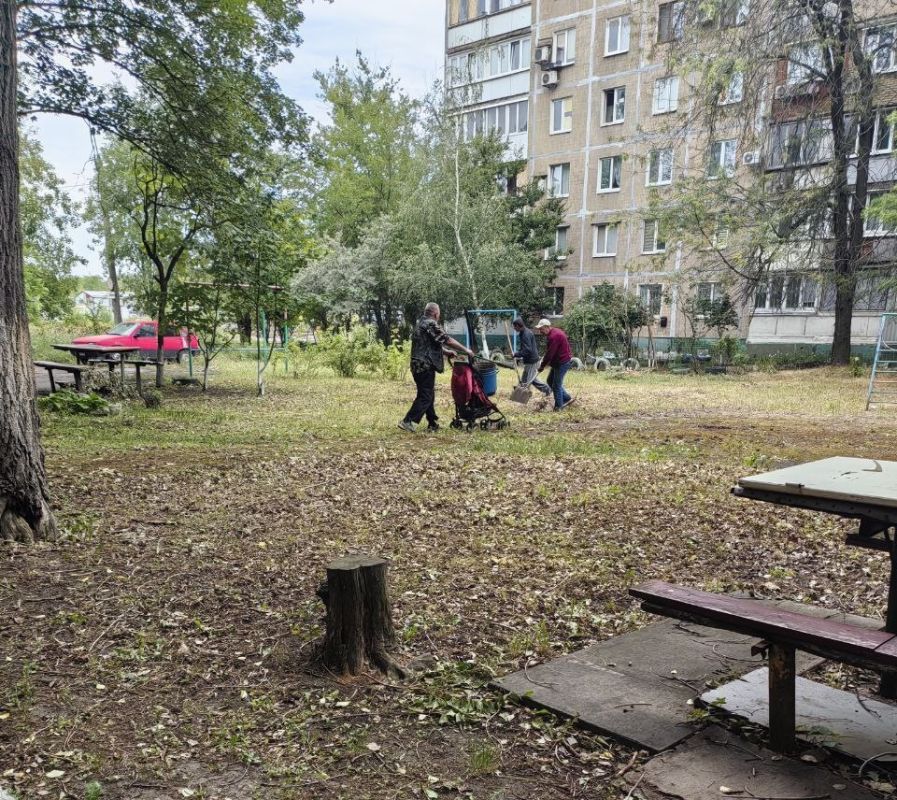 Наталья Бегуненко: Активное участие в субботнике приняли сотрудники Петровского участка № 1 Донецкого Филиала «Единого регионального фонда по управлению МКД на территории ДНР» и активные жители Наталья Бегуненко: Активное участие в субботнике приняли сотрудники Петровского участка № 1 Донецкого Филиала «Единого регионального фонда по управлению МКД на территории ДНР» и активные жители