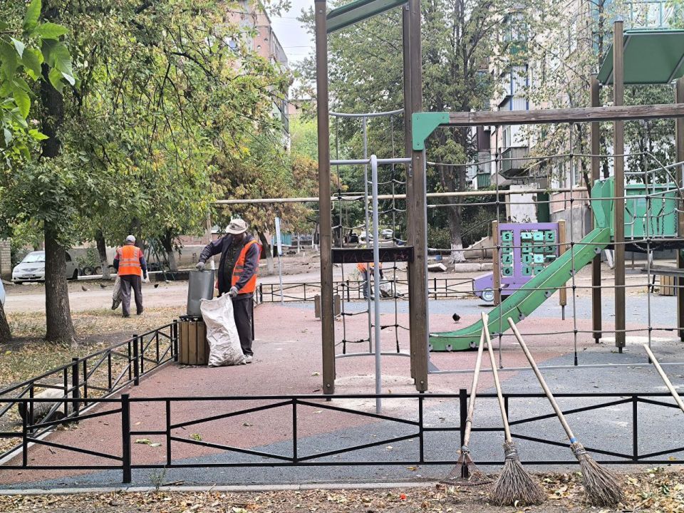 В рамках Всероссийского экологического субботника "Зелёная Россия" на территории городского округа Торез сотрудниками предприятий, учреждений, организаций всех форм собственности были выполнены работы по благоустройству... В рамках Всероссийского экологического субботника "Зелёная Россия" на территории городского округа Торез сотрудниками предприятий, учреждений, организаций всех форм собственности были выполнены работы по благоустройству...