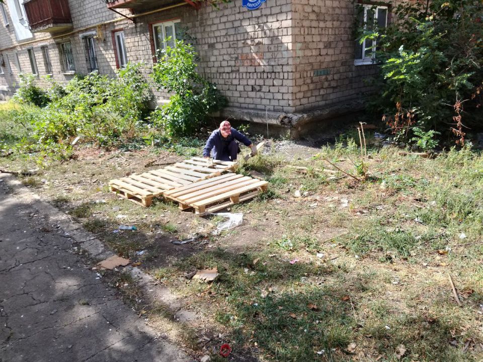 Сегодня, 20 сентября, с целью обеспечения населения водой в Кировском внутригородском районе города Макеевки в жилом массиве «Путь Ильича» проведены работы по установке ёмкости для разбора технической воды населением возле... Сегодня, 20 сентября, с целью обеспечения населения водой в Кировском внутригородском районе города Макеевки в жилом массиве «Путь Ильича» проведены работы по установке ёмкости для разбора технической воды населением возле...