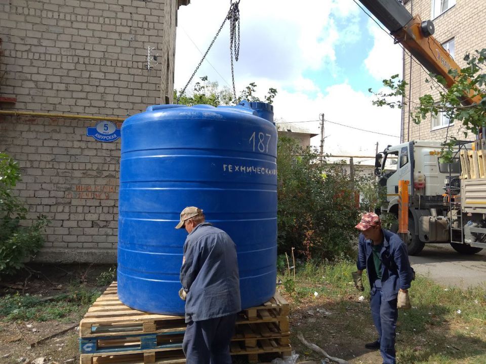 Сегодня, 20 сентября, с целью обеспечения населения водой в Кировском внутригородском районе города Макеевки в жилом массиве «Путь Ильича» проведены работы по установке ёмкости для разбора технической воды населением возле... Сегодня, 20 сентября, с целью обеспечения населения водой в Кировском внутригородском районе города Макеевки в жилом массиве «Путь Ильича» проведены работы по установке ёмкости для разбора технической воды населением возле...
