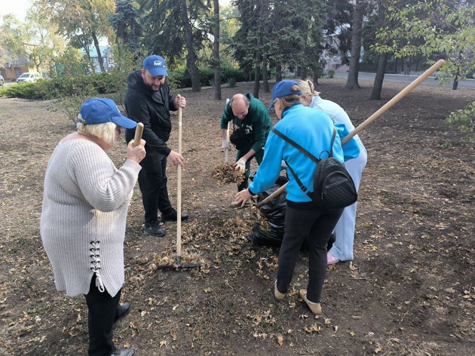 В Ленинском районе г. Донецка прошел субботник, в котором приняли участие сотрудники Управы Ленинского внутригородского района Администрации городского округа Донецк и заместитель главы администрации городского округа Донецк... В Ленинском районе г. Донецка прошел субботник, в котором приняли участие сотрудники Управы Ленинского внутригородского района Администрации городского округа Донецк и заместитель главы администрации городского округа Донецк...
