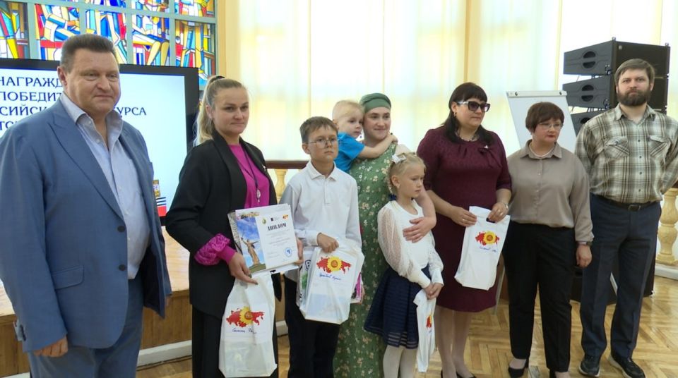 19 сентября в Шахтерске состоялось торжественное награждение победителей Всероссийского конкурса детского рисунка «Сталинград – символ победы!», организованного Союзом Народного Сплочения и приуроченного к 80-летию Великой... 19 сентября в Шахтерске состоялось торжественное награждение победителей Всероссийского конкурса детского рисунка «Сталинград – символ победы!», организованного Союзом Народного Сплочения и приуроченного к 80-летию Великой...