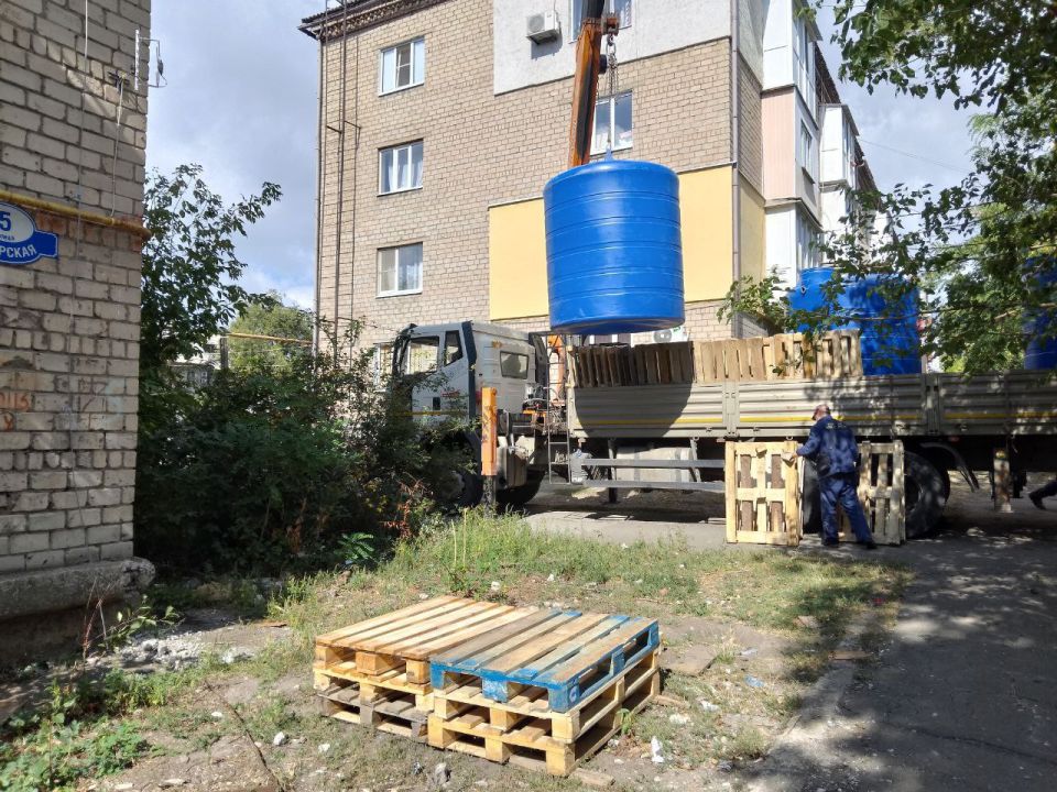 Сегодня, 20 сентября, с целью обеспечения населения водой в Кировском внутригородском районе города Макеевки в жилом массиве «Путь Ильича» проведены работы по установке ёмкости для разбора технической воды населением возле... Сегодня, 20 сентября, с целью обеспечения населения водой в Кировском внутригородском районе города Макеевки в жилом массиве «Путь Ильича» проведены работы по установке ёмкости для разбора технической воды населением возле...