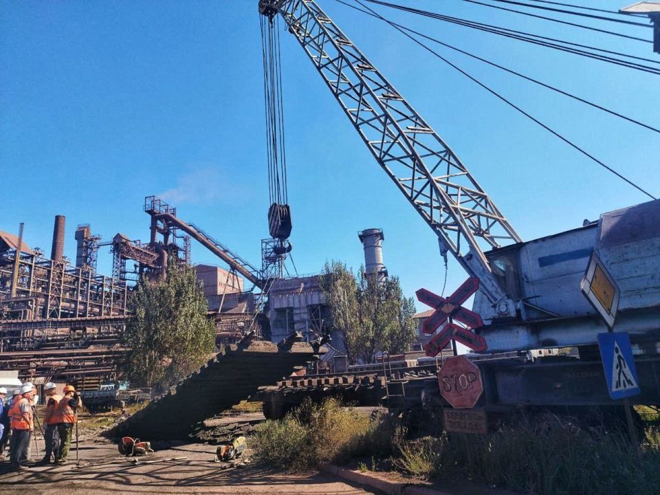 На ЕМЗ обновили ключевые железнодорожные пути На ЕМЗ обновили ключевые железнодорожные пути