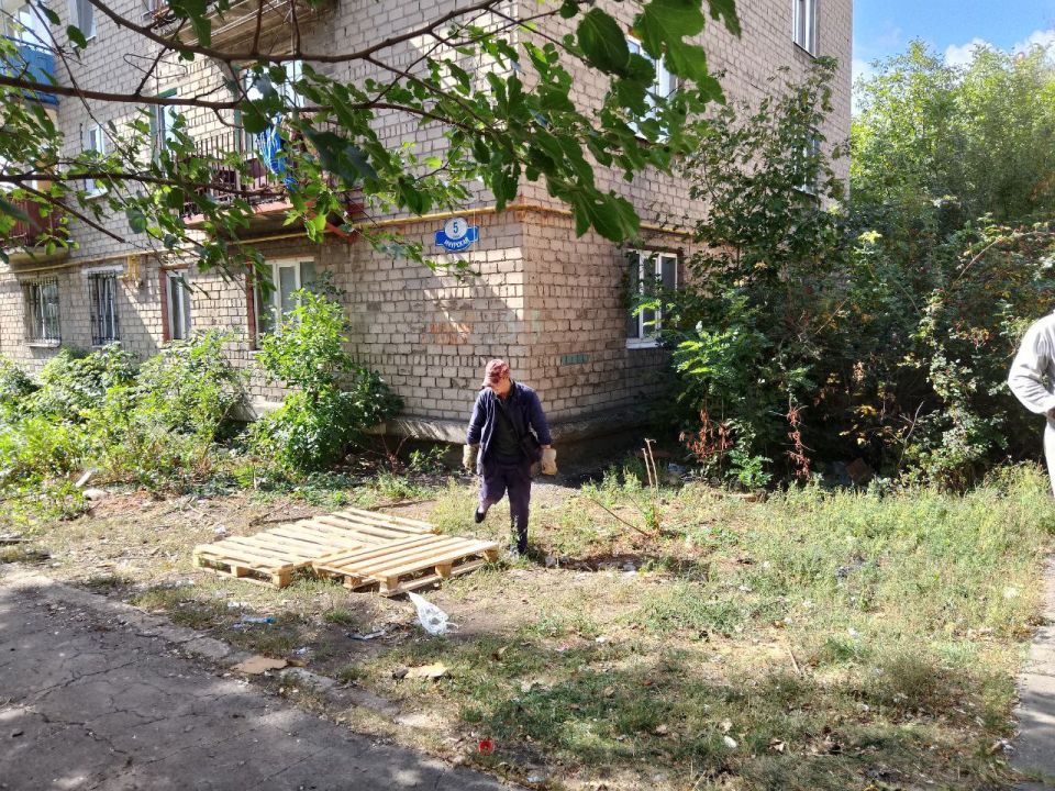 Сегодня, 20 сентября, с целью обеспечения населения водой в Кировском внутригородском районе города Макеевки в жилом массиве «Путь Ильича» проведены работы по установке ёмкости для разбора технической воды населением возле... Сегодня, 20 сентября, с целью обеспечения населения водой в Кировском внутригородском районе города Макеевки в жилом массиве «Путь Ильича» проведены работы по установке ёмкости для разбора технической воды населением возле...