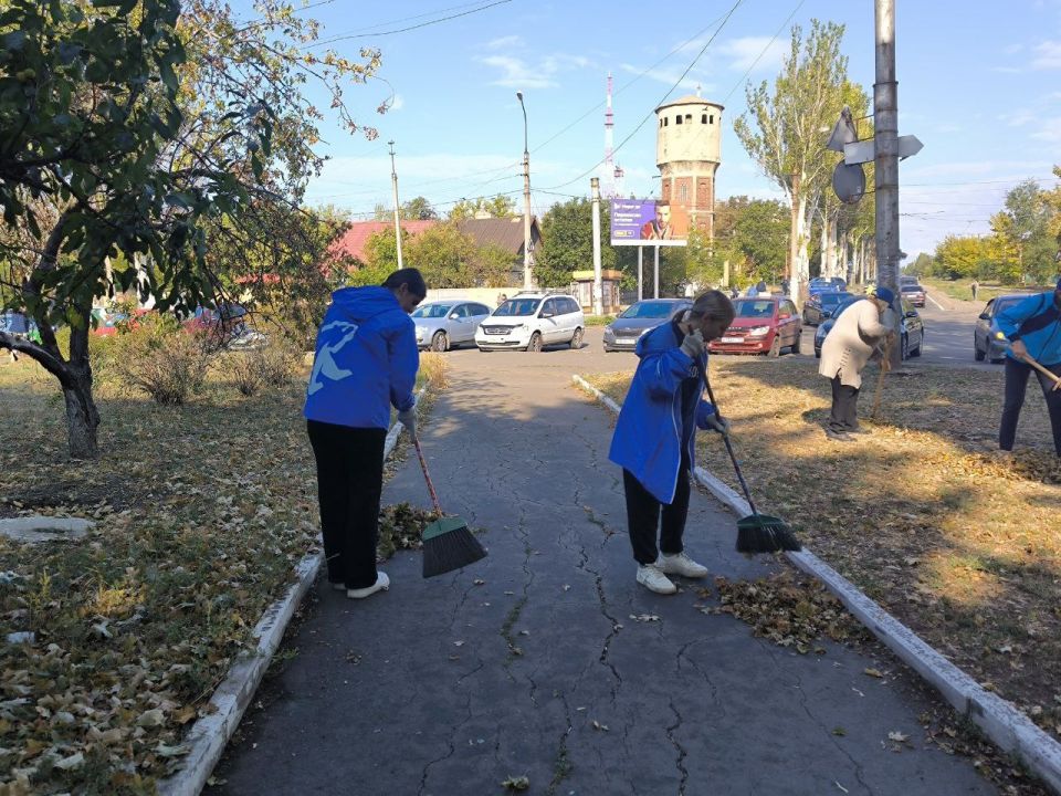 В Ленинском районе г. Донецка прошел субботник, в котором приняли участие сотрудники Управы Ленинского внутригородского района Администрации городского округа Донецк и заместитель главы администрации городского округа Донецк... В Ленинском районе г. Донецка прошел субботник, в котором приняли участие сотрудники Управы Ленинского внутригородского района Администрации городского округа Донецк и заместитель главы администрации городского округа Донецк...