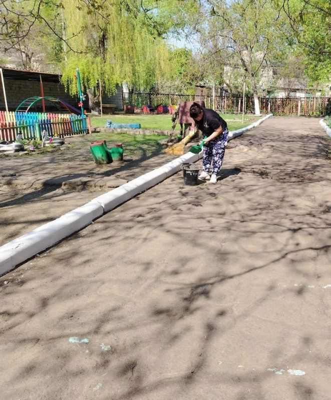 В рамках Всероссийского экологического субботника "Зелёная Россия" на территории городского округа Торез сотрудниками предприятий, учреждений, организаций всех форм собственности были выполнены работы по благоустройству... В рамках Всероссийского экологического субботника "Зелёная Россия" на территории городского округа Торез сотрудниками предприятий, учреждений, организаций всех форм собственности были выполнены работы по благоустройству...