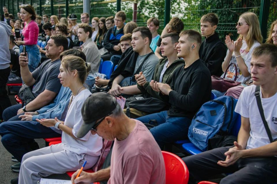 В Мариуполе первый вуз открыл свой стадион для свободного посещения жителями В Мариуполе первый вуз открыл свой стадион для свободного посещения жителями