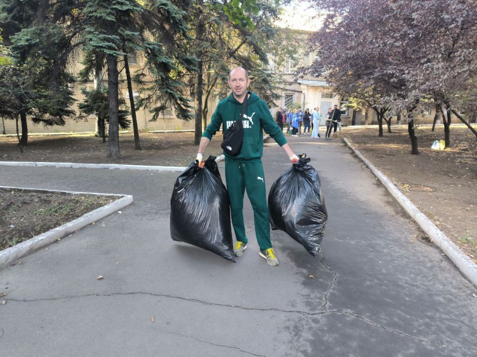 В Ленинском районе г. Донецка прошел субботник, в котором приняли участие сотрудники Управы Ленинского внутригородского района Администрации городского округа Донецк и заместитель главы администрации городского округа Донецк... В Ленинском районе г. Донецка прошел субботник, в котором приняли участие сотрудники Управы Ленинского внутригородского района Администрации городского округа Донецк и заместитель главы администрации городского округа Донецк...