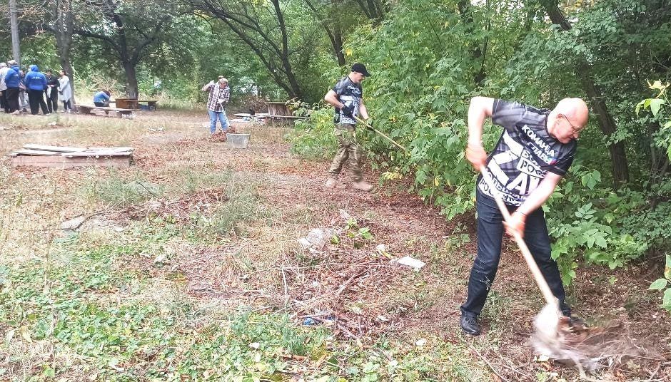СУББОТНИК. Депутаты Донецкого городского совета и советник Главы Донецкой Народной Республики Елена Никитина совместно с сотрудниками коммунальных служб провели субботник в Буденновском районе нашего города СУББОТНИК. Депутаты Донецкого городского совета и советник Главы Донецкой Народной Республики Елена Никитина совместно с сотрудниками коммунальных служб провели субботник в Буденновском районе нашего города