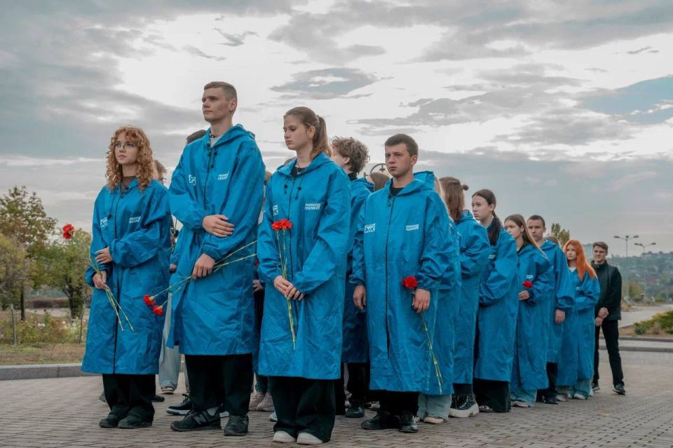 В Донецке молодежь совместно с бойцами из Южной Осетии возложила цветы к бюсту «Мамая» В Донецке молодежь совместно с бойцами из Южной Осетии возложила цветы к бюсту «Мамая»