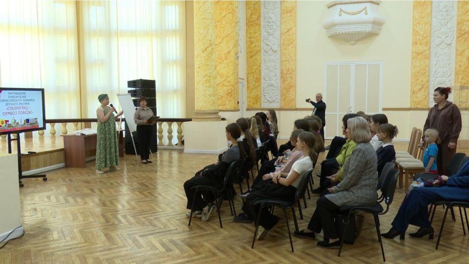 19 сентября в Шахтерске состоялось торжественное награждение победителей Всероссийского конкурса детского рисунка «Сталинград – символ победы!», организованного Союзом Народного Сплочения и приуроченного к 80-летию Великой... 19 сентября в Шахтерске состоялось торжественное награждение победителей Всероссийского конкурса детского рисунка «Сталинград – символ победы!», организованного Союзом Народного Сплочения и приуроченного к 80-летию Великой...