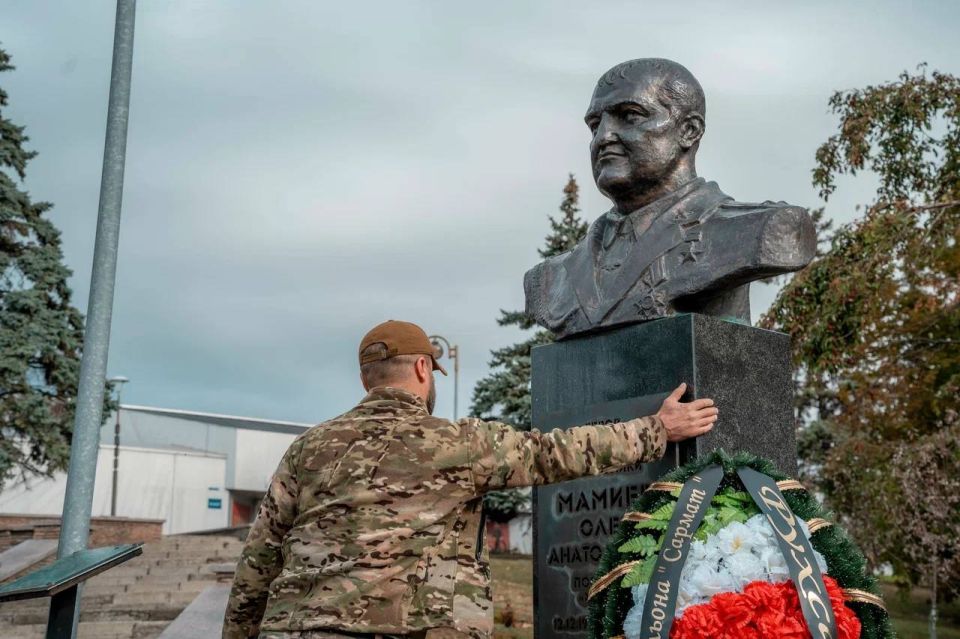 В Донецке молодежь совместно с бойцами из Южной Осетии возложила цветы к бюсту «Мамая» В Донецке молодежь совместно с бойцами из Южной Осетии возложила цветы к бюсту «Мамая»