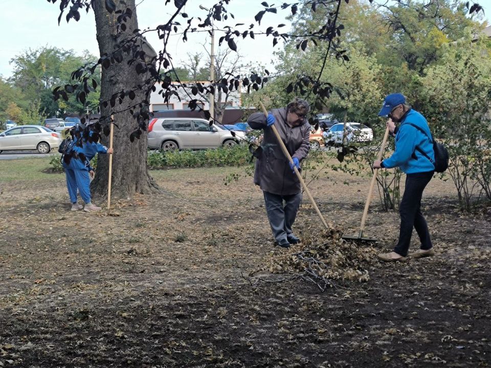 В Ленинском районе г. Донецка прошел субботник, в котором приняли участие сотрудники Управы Ленинского внутригородского района Администрации городского округа Донецк и заместитель главы администрации городского округа Донецк... В Ленинском районе г. Донецка прошел субботник, в котором приняли участие сотрудники Управы Ленинского внутригородского района Администрации городского округа Донецк и заместитель главы администрации городского округа Донецк...