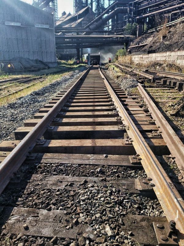 На ЕМЗ обновили ключевые железнодорожные пути На ЕМЗ обновили ключевые железнодорожные пути