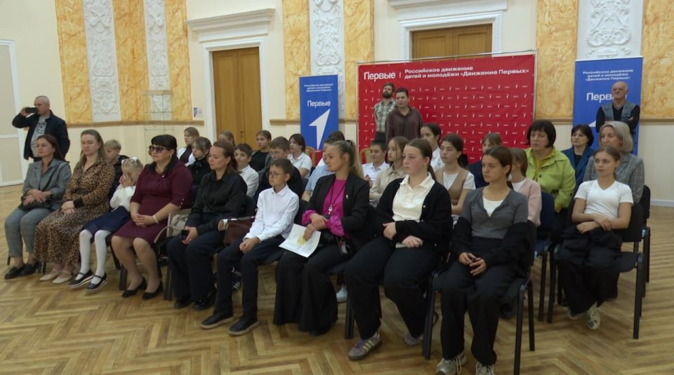 19 сентября в Шахтерске состоялось торжественное награждение победителей Всероссийского конкурса детского рисунка «Сталинград – символ победы!», организованного Союзом Народного Сплочения и приуроченного к 80-летию Великой... 19 сентября в Шахтерске состоялось торжественное награждение победителей Всероссийского конкурса детского рисунка «Сталинград – символ победы!», организованного Союзом Народного Сплочения и приуроченного к 80-летию Великой...