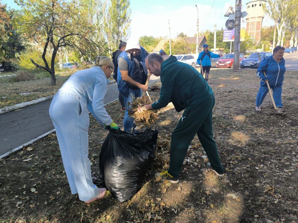 В Ленинском районе г. Донецка прошел субботник, в котором приняли участие сотрудники Управы Ленинского внутригородского района Администрации городского округа Донецк и заместитель главы администрации городского округа Донецк... В Ленинском районе г. Донецка прошел субботник, в котором приняли участие сотрудники Управы Ленинского внутригородского района Администрации городского округа Донецк и заместитель главы администрации городского округа Донецк...