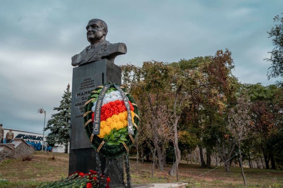 В День Республики Южной Осетии активисты «Молодой Гвардии» ДНР и «Молодой Республики» вместе с бойцами батальона «Сармат» почтили память Олега Мамиева В День Республики Южной Осетии активисты «Молодой Гвардии» ДНР и «Молодой Республики» вместе с бойцами батальона «Сармат» почтили память Олега Мамиева