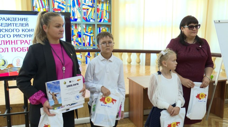 19 сентября в Шахтерске состоялось торжественное награждение победителей Всероссийского конкурса детского рисунка «Сталинград – символ победы!», организованного Союзом Народного Сплочения и приуроченного к 80-летию Великой... 19 сентября в Шахтерске состоялось торжественное награждение победителей Всероссийского конкурса детского рисунка «Сталинград – символ победы!», организованного Союзом Народного Сплочения и приуроченного к 80-летию Великой...