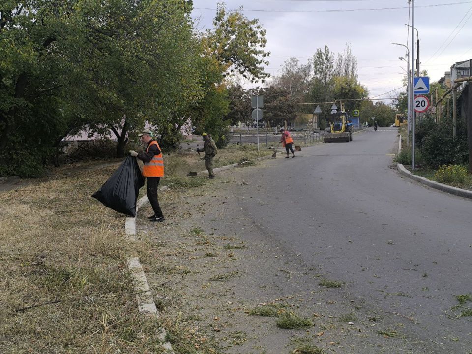 В рамках Всероссийского экологического субботника "Зелёная Россия" на территории городского округа Торез сотрудниками предприятий, учреждений, организаций всех форм собственности были выполнены работы по благоустройству... В рамках Всероссийского экологического субботника "Зелёная Россия" на территории городского округа Торез сотрудниками предприятий, учреждений, организаций всех форм собственности были выполнены работы по благоустройству...