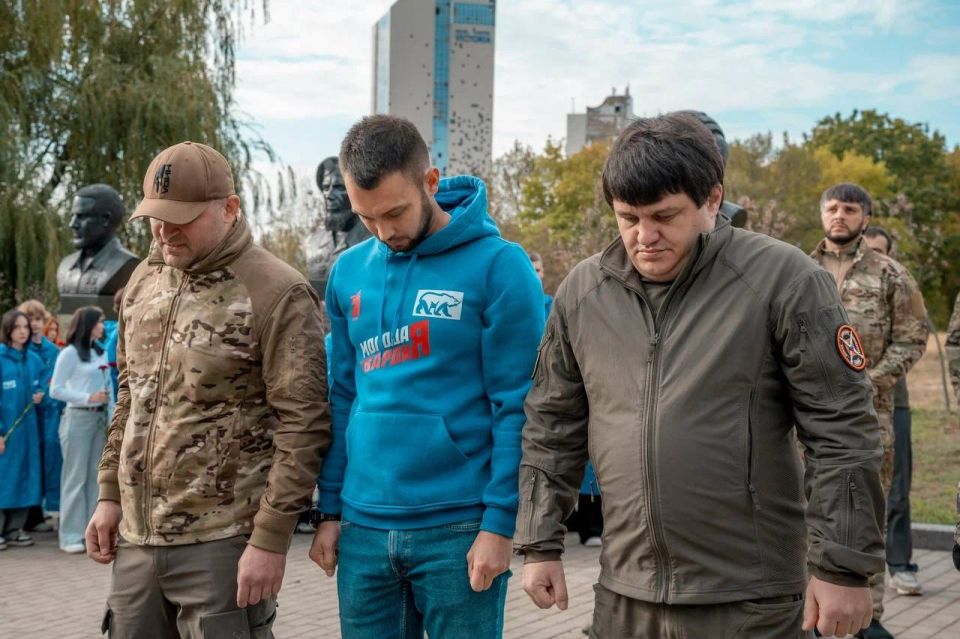 В Донецке молодежь совместно с бойцами из Южной Осетии возложила цветы к бюсту «Мамая» В Донецке молодежь совместно с бойцами из Южной Осетии возложила цветы к бюсту «Мамая»