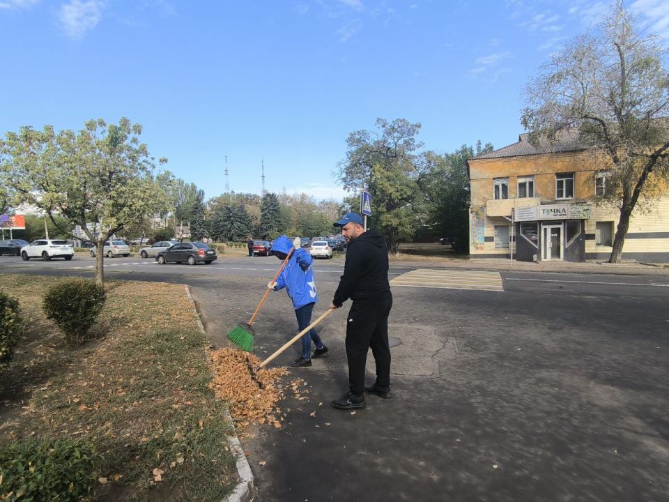 В Ленинском районе г. Донецка прошел субботник, в котором приняли участие сотрудники Управы Ленинского внутригородского района Администрации городского округа Донецк и заместитель главы администрации городского округа Донецк... В Ленинском районе г. Донецка прошел субботник, в котором приняли участие сотрудники Управы Ленинского внутригородского района Администрации городского округа Донецк и заместитель главы администрации городского округа Донецк...