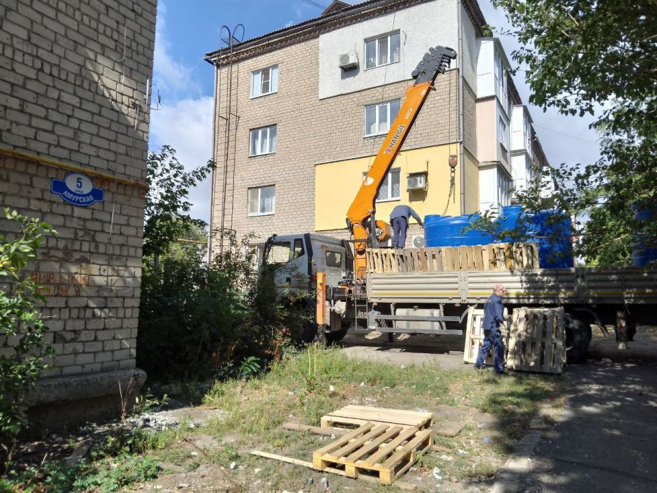Сегодня, 20 сентября, с целью обеспечения населения водой в Кировском внутригородском районе города Макеевки в жилом массиве «Путь Ильича» проведены работы по установке ёмкости для разбора технической воды населением возле... Сегодня, 20 сентября, с целью обеспечения населения водой в Кировском внутригородском районе города Макеевки в жилом массиве «Путь Ильича» проведены работы по установке ёмкости для разбора технической воды населением возле...
