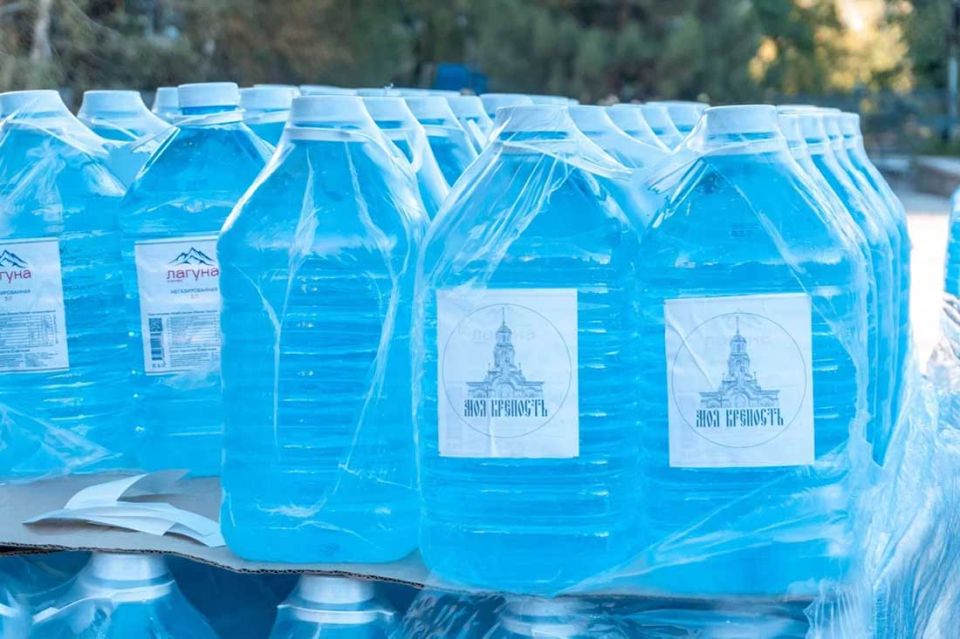 100 тысяч литров питьевой воды прихожанам Донецка раздают волонтеры 100 тысяч литров питьевой воды прихожанам Донецка раздают волонтеры