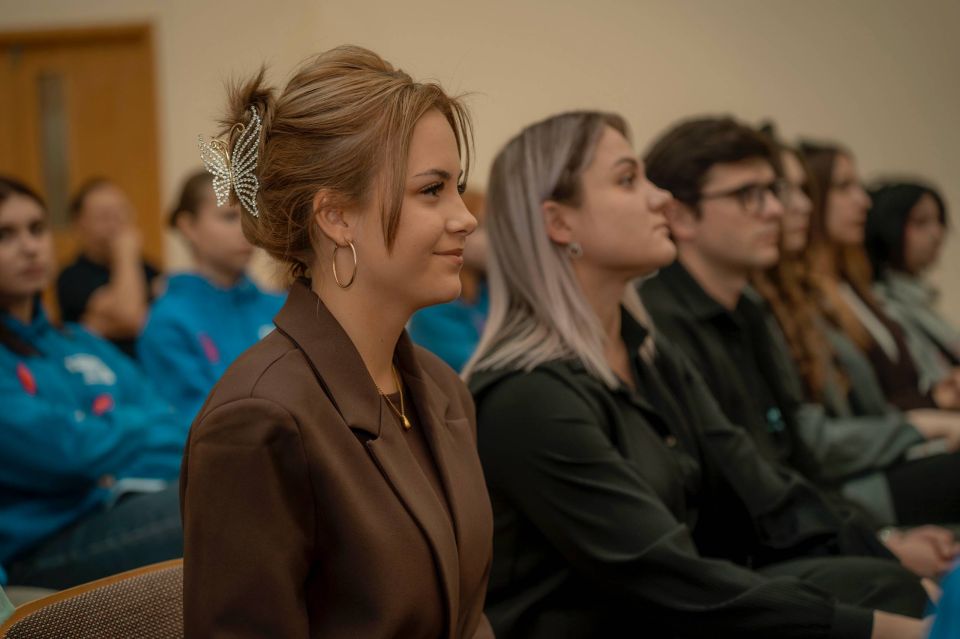 На службе Отечеству. Творческая молодежь ДНР встретилась в формате диалога на равных с представителями фестиваля «Кино на службе Отечеству» и АНО «Евразия» На службе Отечеству. Творческая молодежь ДНР встретилась в формате диалога на равных с представителями фестиваля «Кино на службе Отечеству» и АНО «Евразия»