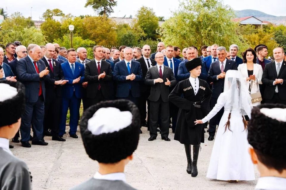 Председатель Народного Совета ДНР Константин Кузьмин награжден медалью в озноменование 35-летия РЮО за большой вклад в сотрудничество между народами Председатель Народного Совета ДНР Константин Кузьмин награжден медалью в озноменование 35-летия РЮО за большой вклад в сотрудничество между народами