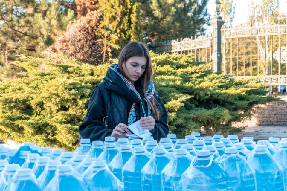 Четвёртый день подряд фуры, заполненные питьевой водой, прибывают в храмы Донецка Четвёртый день подряд фуры, заполненные питьевой водой, прибывают в храмы Донецка