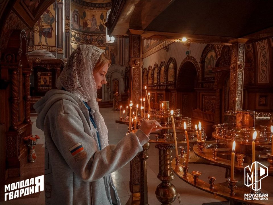 Молодёжь Макеевки посетила Свято-Георгиевский собор Молодёжь Макеевки посетила Свято-Георгиевский собор