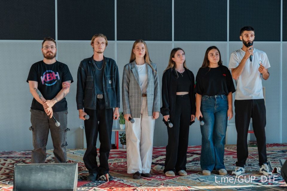 ШУТИТЬ СМЕШНО – ТОЖЕ ИСКУССТВО: МОЛОДЕЖЬ «ДОНБАССТЕПЛОЭНЕРГО» В «ШКОЛЕ ЮМОРА ПО-НОВОМУ» ШУТИТЬ СМЕШНО – ТОЖЕ ИСКУССТВО: МОЛОДЕЖЬ «ДОНБАССТЕПЛОЭНЕРГО» В «ШКОЛЕ ЮМОРА ПО-НОВОМУ»