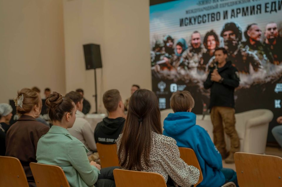 На службе Отечеству. Творческая молодежь ДНР встретилась в формате диалога на равных с представителями фестиваля «Кино на службе Отечеству» и АНО «Евразия» На службе Отечеству. Творческая молодежь ДНР встретилась в формате диалога на равных с представителями фестиваля «Кино на службе Отечеству» и АНО «Евразия»