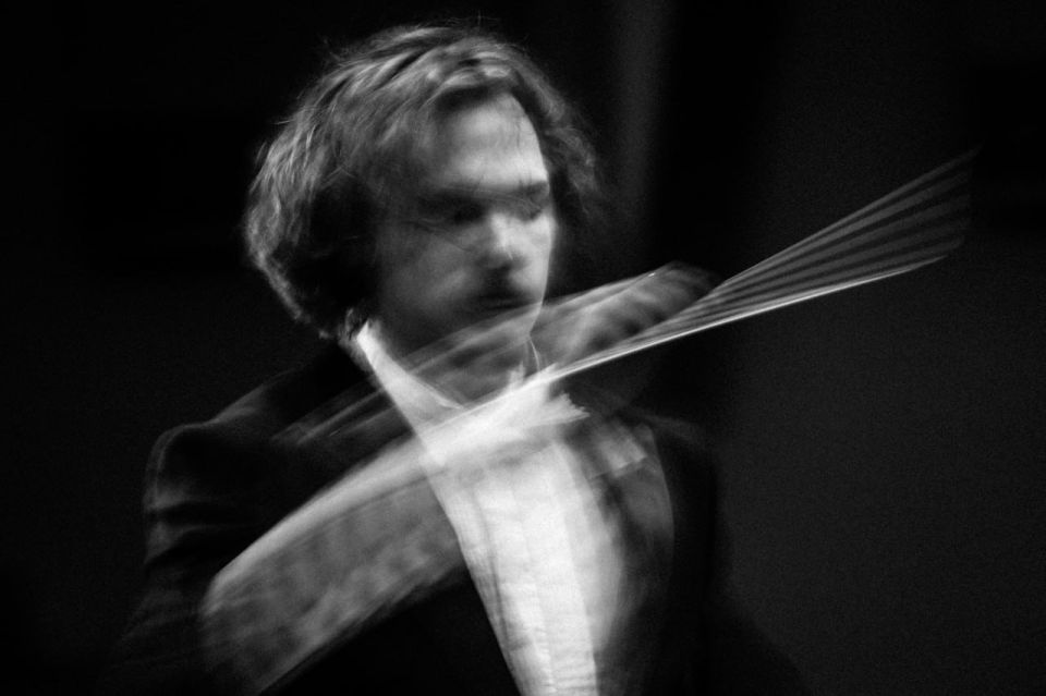 Денис Григорюк: Дирижер Дмитрий Бородин во время концерта симфонической музыки "Симфония жизни: от борьбы к победе" в стенах Донецкой филармонии Денис Григорюк: Дирижер Дмитрий Бородин во время концерта симфонической музыки "Симфония жизни: от борьбы к победе" в стенах Донецкой филармонии