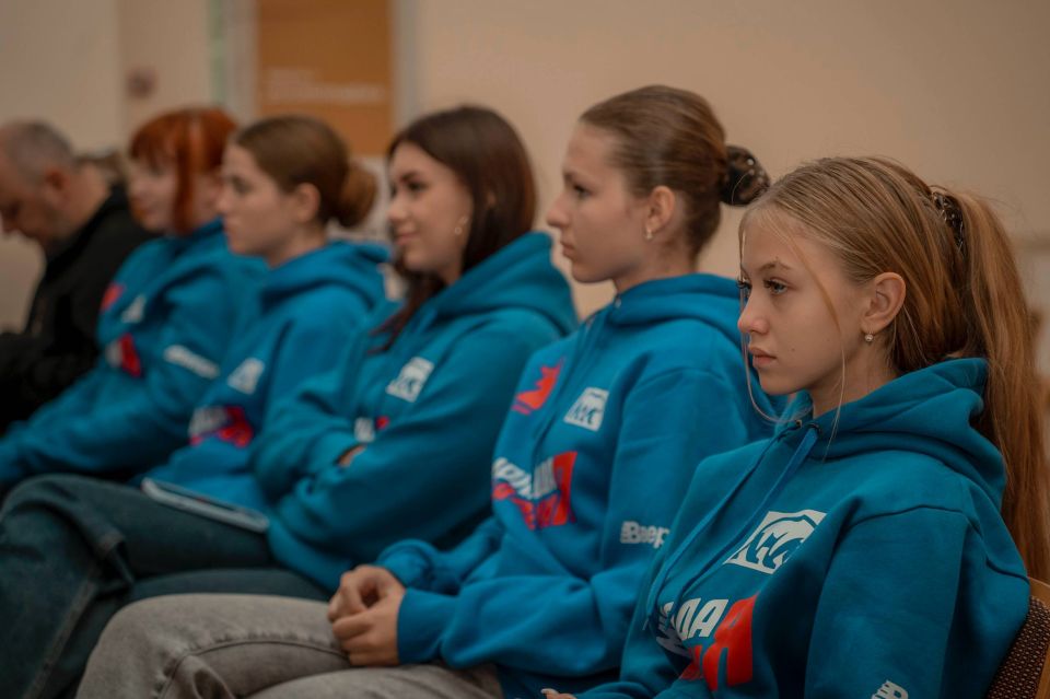 На службе Отечеству. Творческая молодежь ДНР встретилась в формате диалога на равных с представителями фестиваля «Кино на службе Отечеству» и АНО «Евразия» На службе Отечеству. Творческая молодежь ДНР встретилась в формате диалога на равных с представителями фестиваля «Кино на службе Отечеству» и АНО «Евразия»