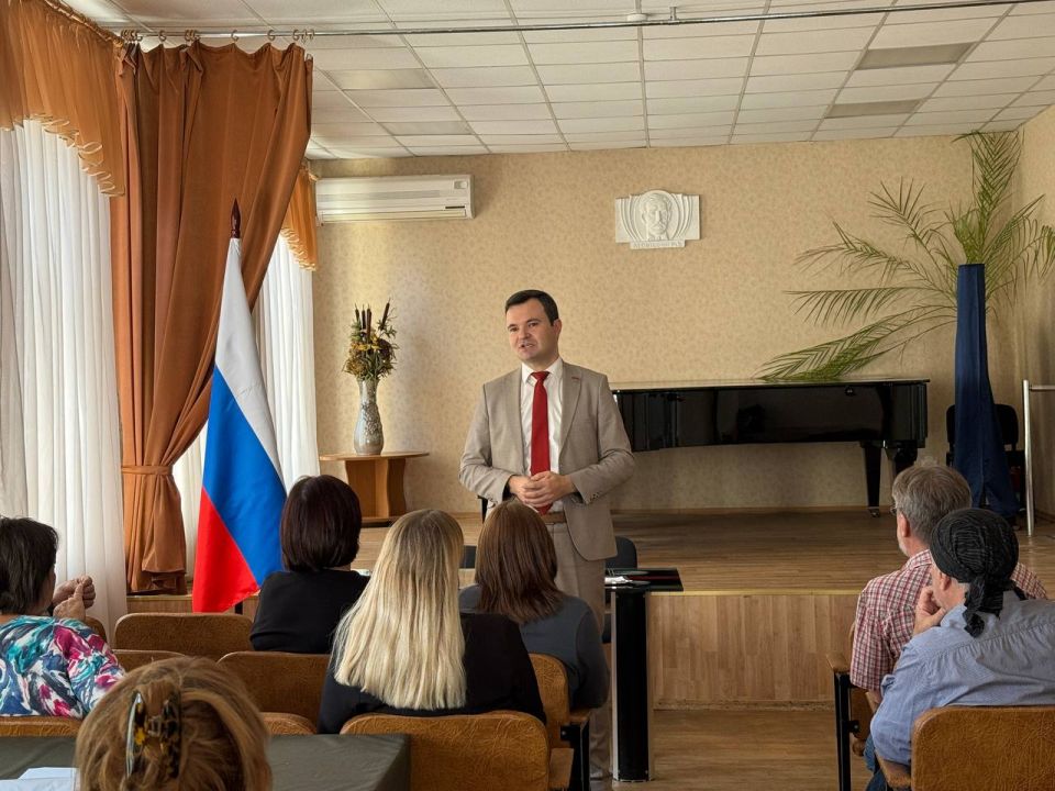 Александр Парецкий (фракция «Единая Россия») встретился с коллективом Музыкальной школы №1 г. Донецка Александр Парецкий (фракция «Единая Россия») встретился с коллективом Музыкальной школы №1 г. Донецка