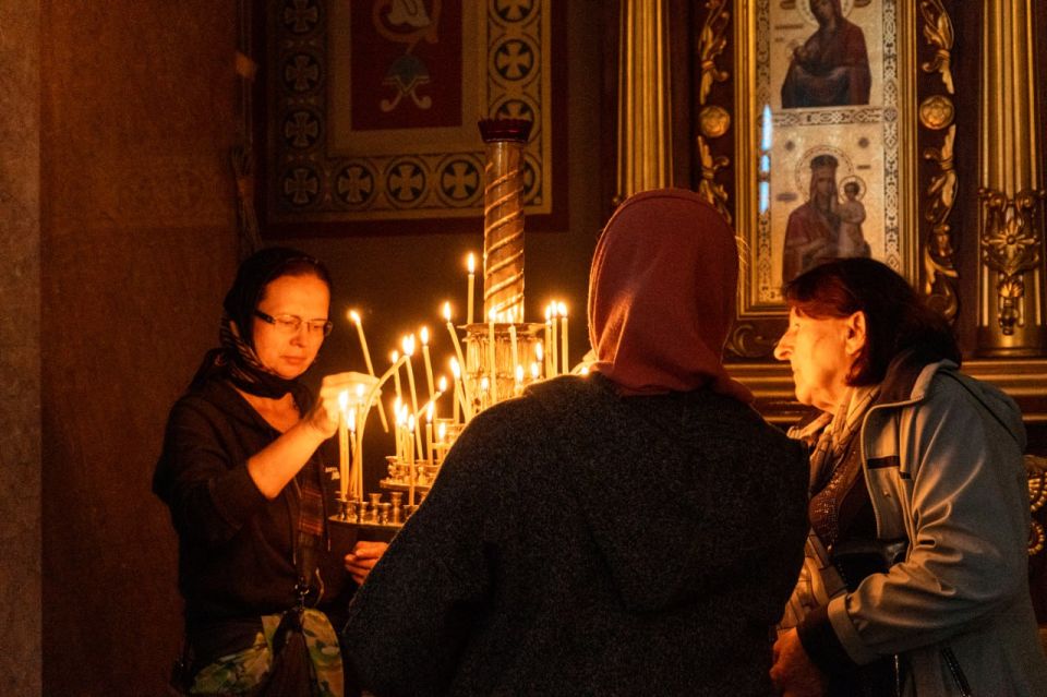 Четвёртый день подряд фуры, заполненные питьевой водой, прибывают в храмы Донецка Четвёртый день подряд фуры, заполненные питьевой водой, прибывают в храмы Донецка