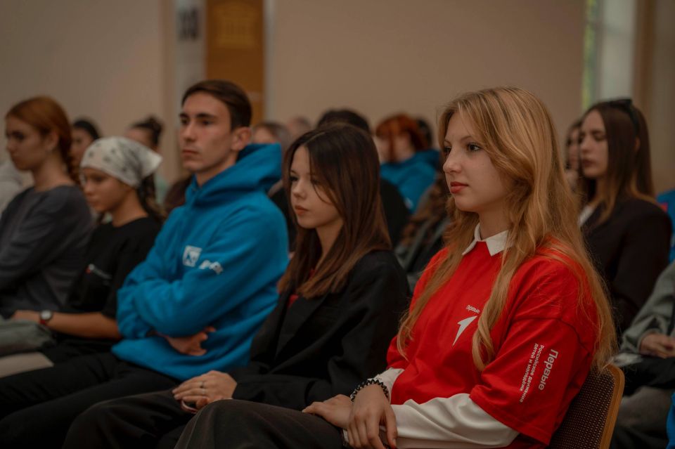 На службе Отечеству. Творческая молодежь ДНР встретилась в формате диалога на равных с представителями фестиваля «Кино на службе Отечеству» и АНО «Евразия» На службе Отечеству. Творческая молодежь ДНР встретилась в формате диалога на равных с представителями фестиваля «Кино на службе Отечеству» и АНО «Евразия»