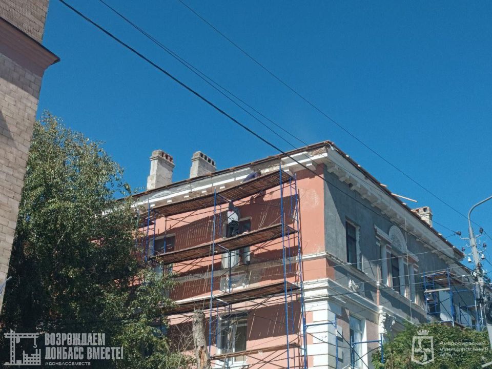 В Амвросиевке продолжаются работы по ремонту кровель многоквартирных домов В Амвросиевке продолжаются работы по ремонту кровель многоквартирных домов