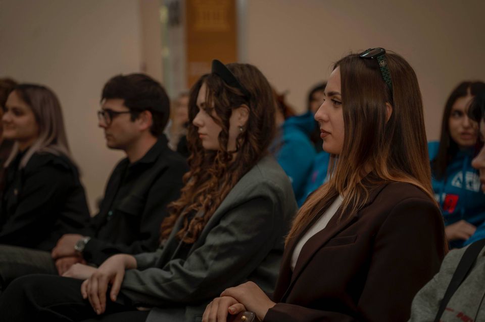 На службе Отечеству. Творческая молодежь ДНР встретилась в формате диалога на равных с представителями фестиваля «Кино на службе Отечеству» и АНО «Евразия» На службе Отечеству. Творческая молодежь ДНР встретилась в формате диалога на равных с представителями фестиваля «Кино на службе Отечеству» и АНО «Евразия»