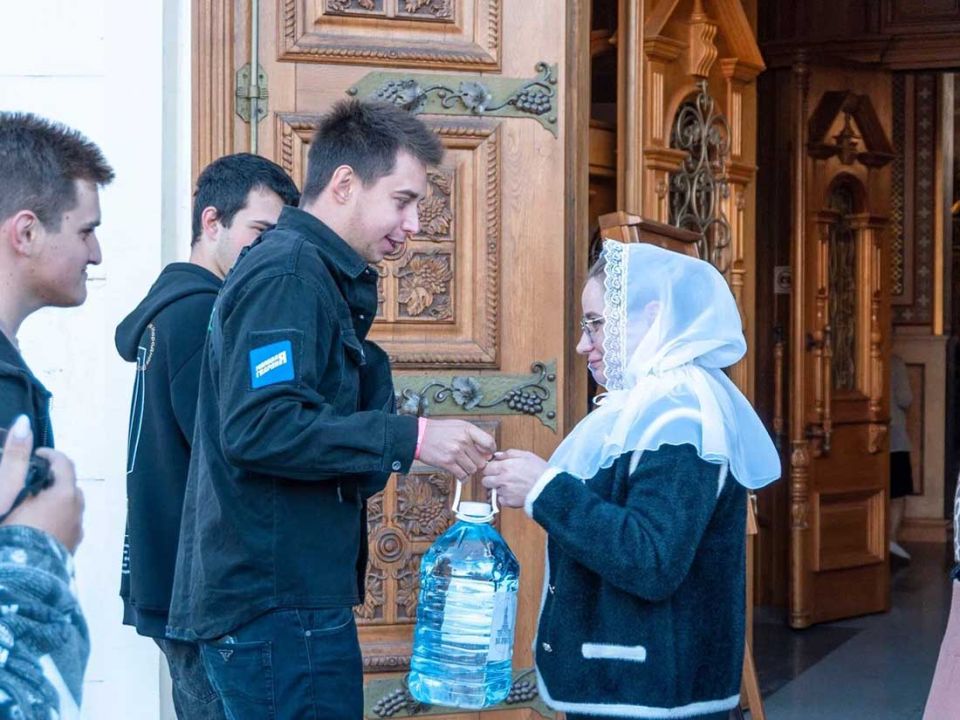 100 тысяч литров питьевой воды прихожанам Донецка раздают волонтеры 100 тысяч литров питьевой воды прихожанам Донецка раздают волонтеры
